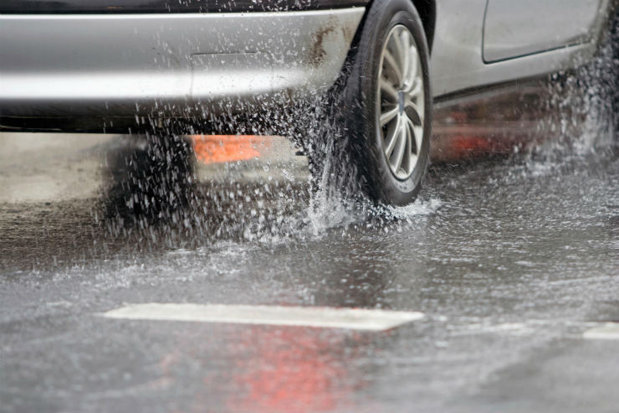 Ploaie torenţială pe autostrada A2 şi pe autostrada A4; există pericol de acvaplanare
