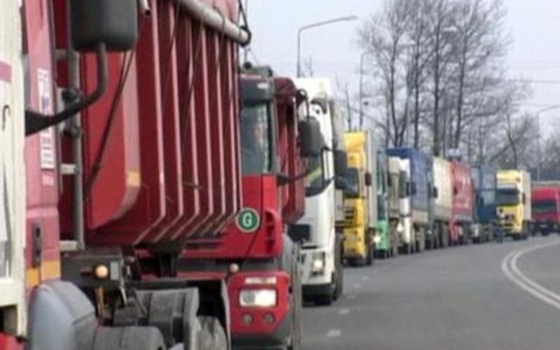 Coloane mari de camioane înainte de frontiera cu Ungaria, după restricţiile de Rusaliile catolice