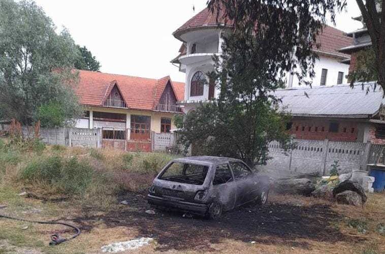 Mehedinţi: Doi tineri, la spital cu arsuri, după ce au încercat să stingă focul izbucnit la o maşină