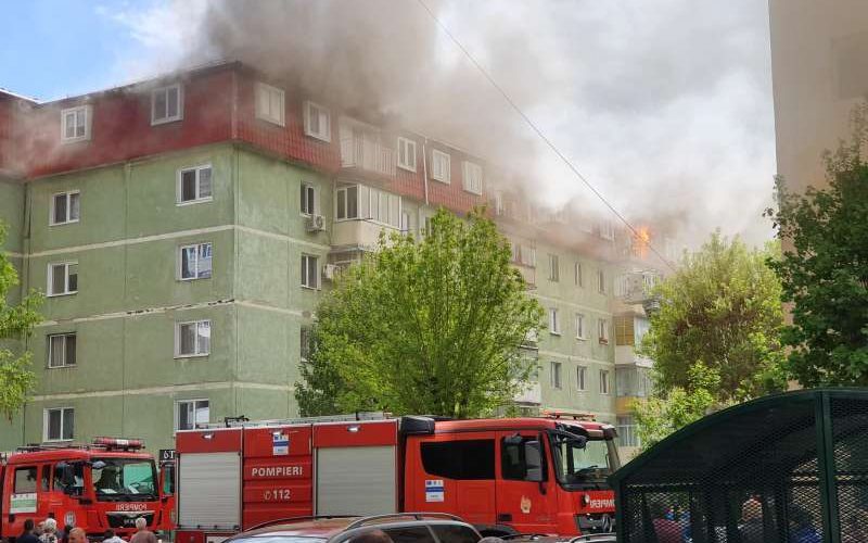Demolarea mansardei din Râmnicu Vâlcea care a ars în aprilie, respinsă în instanţă; 80 de apartamente - neprotejate de intemperii