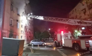 Zeci de oameni evacuaţi din calea flăcărilor