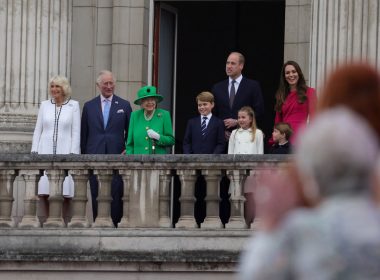 Apariţie surpriză a reginei Elizabeth a II-a la balconul Palatului Buckingham, în ultima zi a festivităţilor prilejuite de Jubileul de Platină