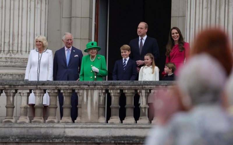 Apariţie surpriză a reginei Elizabeth a II-a la balconul Palatului Buckingham, în ultima zi a festivităţilor prilejuite de Jubileul de Platină