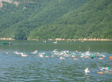 Competiţie de înot la lacul Tarniţa