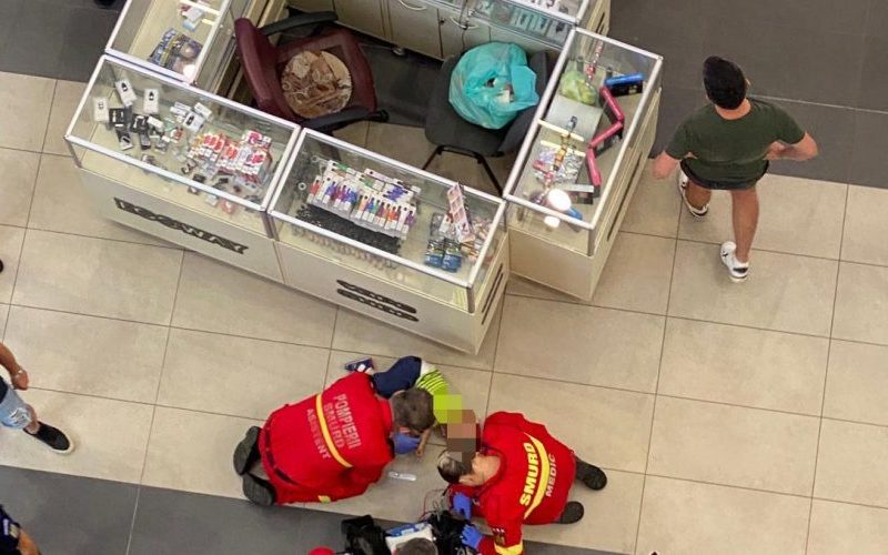 Copil căzut de la etaj, în mall