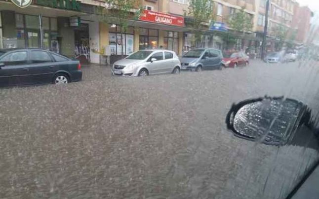 Ploaia a inundat străzile din Cluj