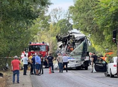 Autocar plin cu români, implicat într-un accident