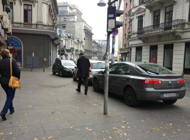 Poliţiştii pot ridica maşinile de pe trotuar