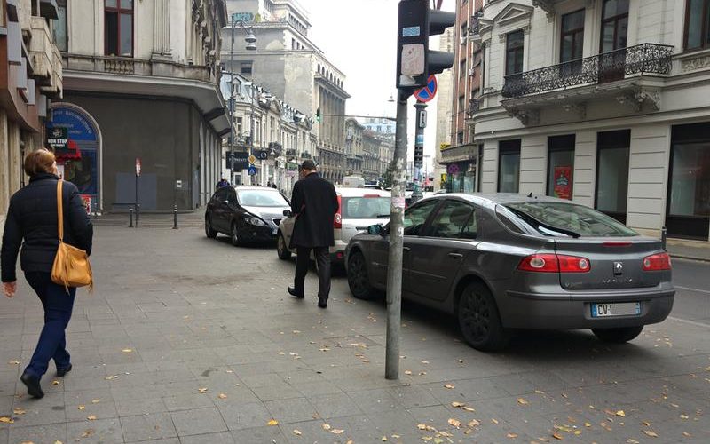 Poliţiştii pot ridica maşinile de pe trotuar