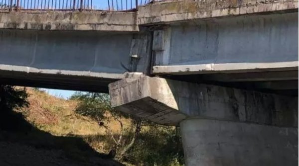 Un alt pod stă să se prăbuşească
