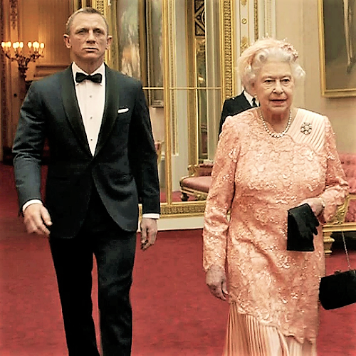 James Bond o omagiază pe Regină