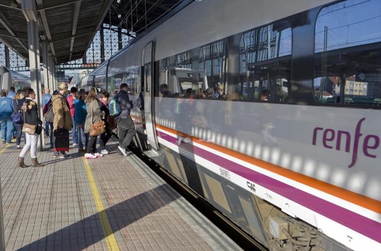 Spaniolii merg gratis cu trenul