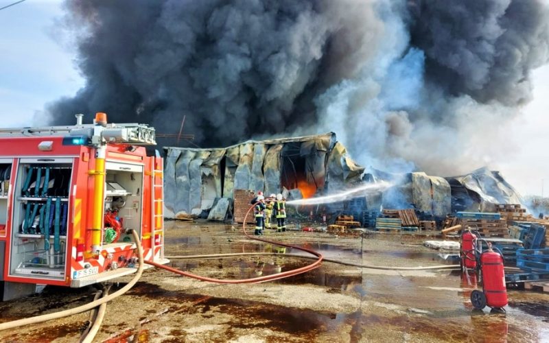 Depozit în flăcări. Incendiu puternic lângă Bucureşti