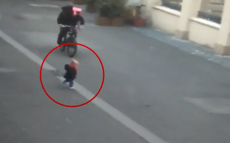 Fetiţă lovită violent de un curier pe bicicletă