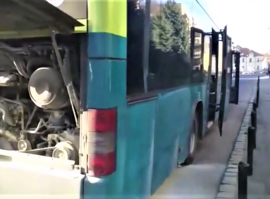 Un autobuz plin cu pasageri a luat foc
